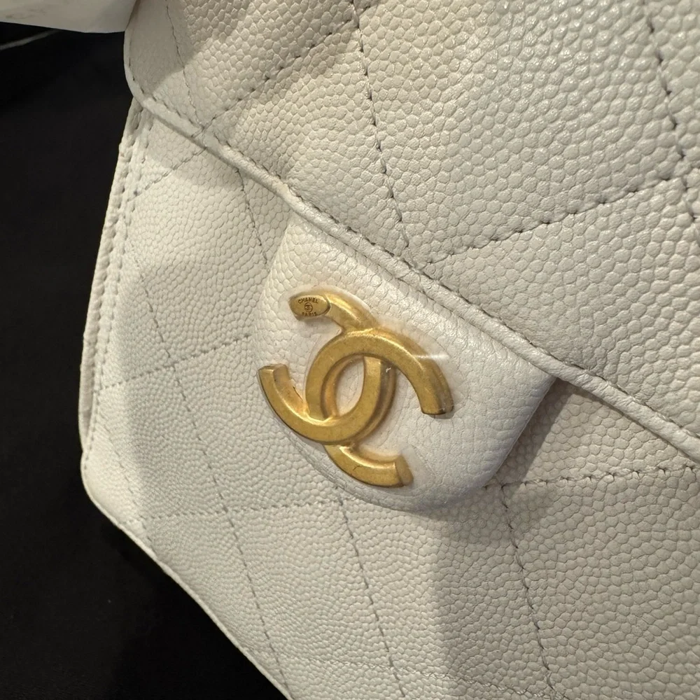 CHANEL 25 Small Handbag in Grained Calfskin & Gold-Tone Metal White - Picture 9 of 9